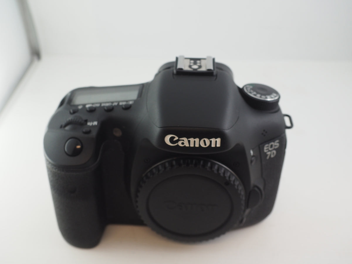 US. CANON EOS 7D 0430401606 (4.500 SCATTI)